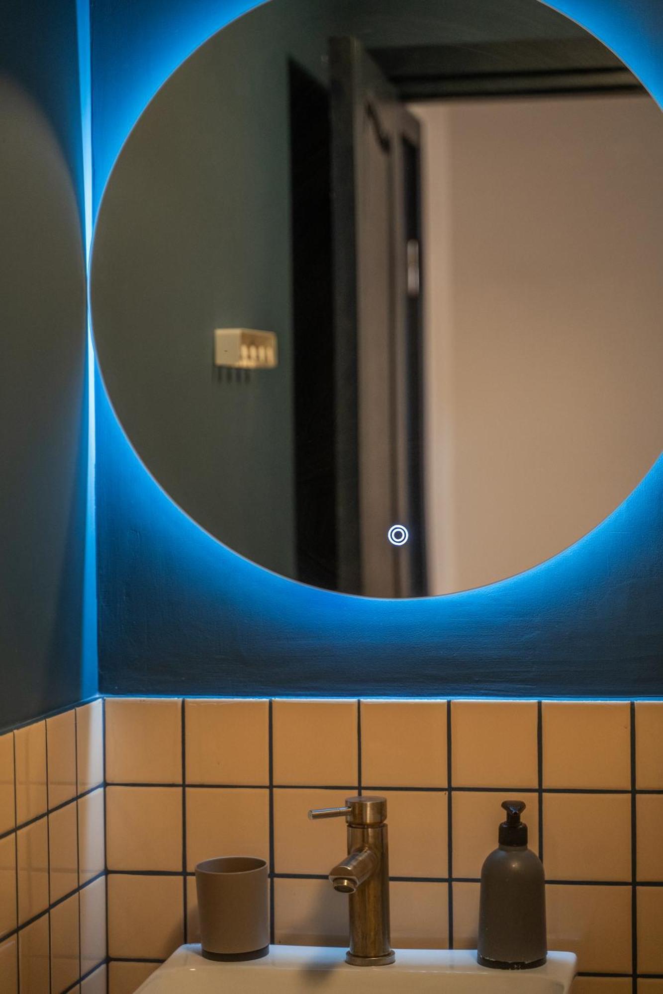 Black Tomato Hostel Kutaisi Dış mekan fotoğraf